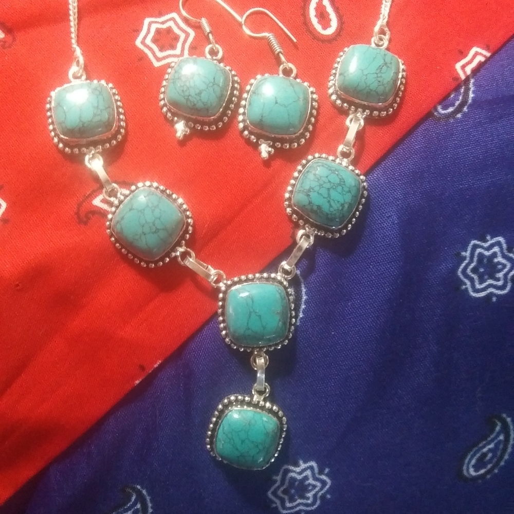FINAL PRICE DROP! Gorgeous Turquoise Colored Necklace Set